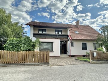 Straßenansicht - 7-Zimmer-Haus mit Gartenhaus und Garage