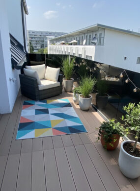 Terrasse ( (KI generierte Einrichtung) - Moderne Wohnung mit Terrasse