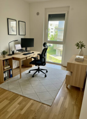 Beispiel-Einrichtung Zimmer 2 (KI-generiert) - Modern und hell