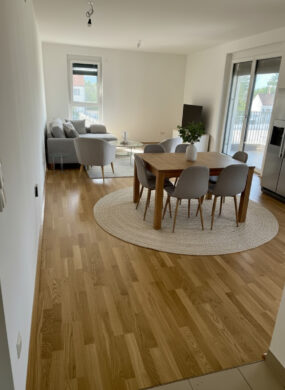 Beispiel-Einrichtung Wohnküche (KI-generiert) - Modern und hell