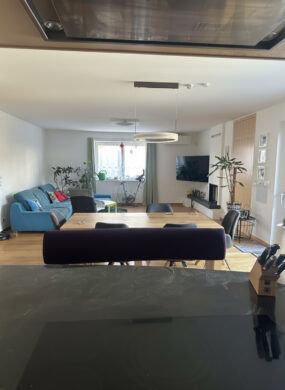 Wohnraum_KI bearbeitet - Luxus-Einfamilienhaus