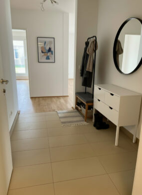 Beispiel-Einrichtung Vorraum (KI-generiert) - Wohnglück mit Garten