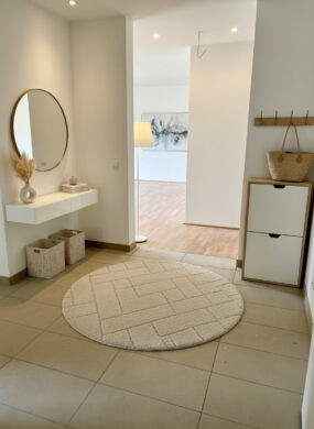 Beispiel-Einrichtung Vorraum (KI-generiert) - Gartenparadies