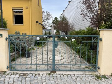 Einfahrt - Wohnen und Heuriger vereint
