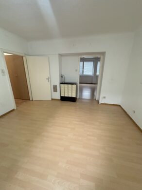 Wohnzimmer mit Blick ins Schlafzimmer - Beste Lage, helle Wohnung