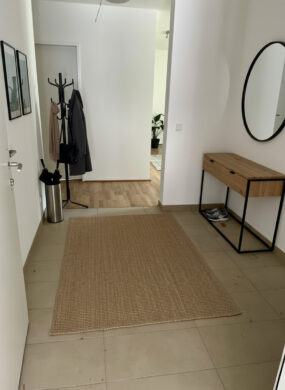 Beispiel-Einrichtung Vorraum (KI-generiert) - Gartenfreude