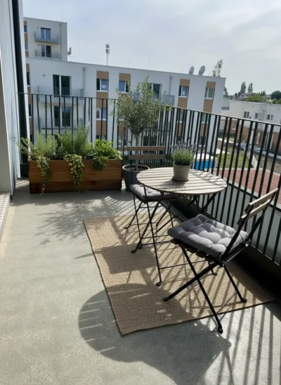 Beispiel-Gestaltung Balkon (KI-generiert)