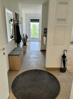 Beispiel-Einrichtung Vorraum (KI-generiert) - Balkonliebe