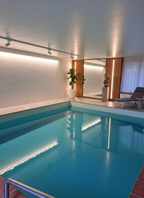 Indoor Pool (KI optimiert) - Traumhaus mit 7 Zimmer und Pool