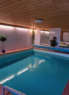 Foto Indoor-Pool (Ki optimiert) - Ihr neues harmonisches Zuhause