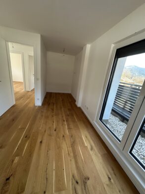 großes Zimmer mit Schrankraum - Doppelhaushälfte mit Pool