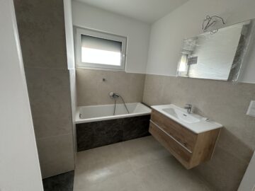 Badezimmer im Obergeschoss - Doppelhaushälfte mit Pool