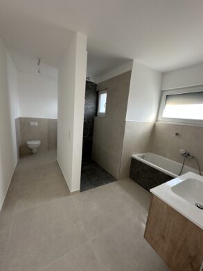 Badezimmer im Obergeschoss - Doppelhaushälfte mit Pool