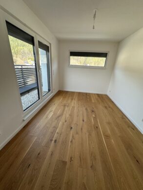 großes Zimmer mit Terrasse - Doppelhaushälfte mit Pool