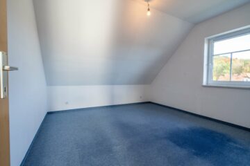 Zimmer 1 (Tür zu WZ) - Geförderte DG-Wohnung