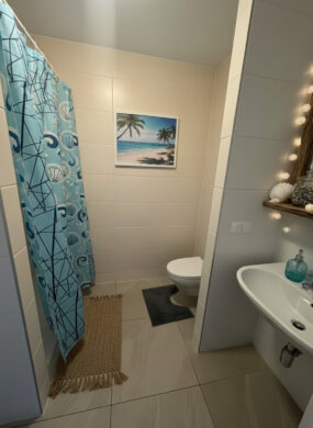 Badezimmer (Einrichtung KI generiert) - City-Garconniere mit Loggia