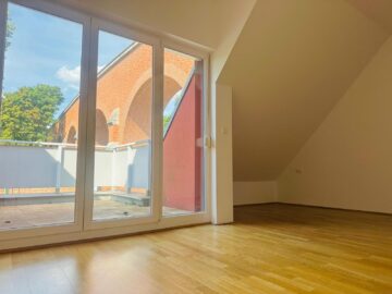 Großes Zimmer mit Nischenschrank und Terrasse