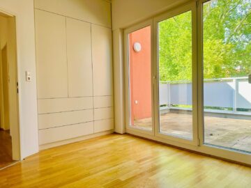 Großes Zimmer mit Nischenschrank und Terrasse